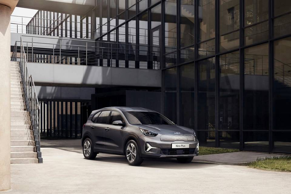 Grey Kia e-Niro seen from the front outside a modern building