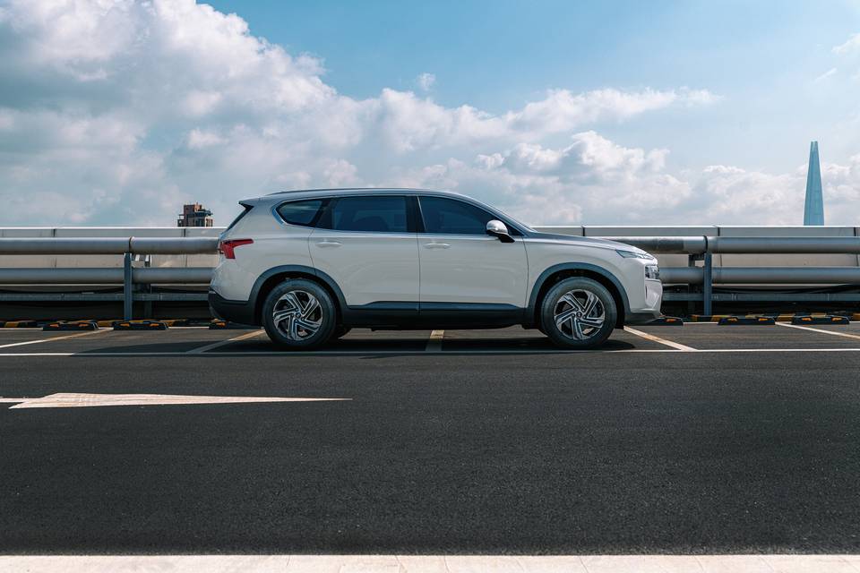 White Hyundai Santa Fe seen from the side on a car park roof